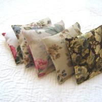 Lavender Sachets in 5 Vintage Floral Cotton Prints, Drawer Freshener, Gift for Her, 3 x 3 Inch Scented Mini Bags, Set of 5